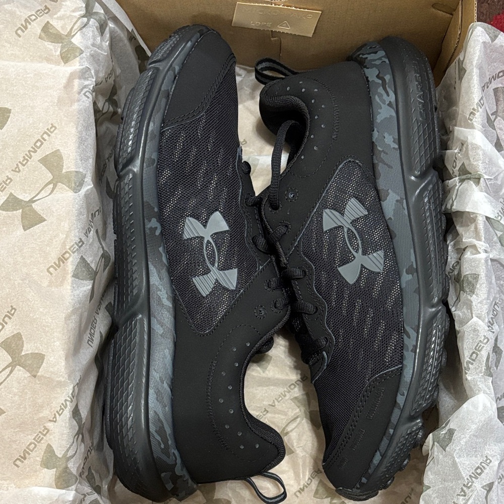 Under Armour Men's Black and Gray Athletic Shoes